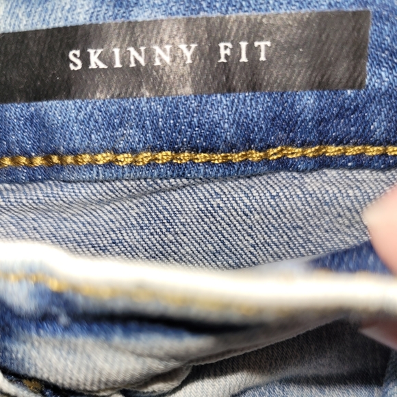 🆕️ GUESS Acid Wash Distressed Skinny Fit Light Denim Jeans W/Patches Toddlers 3 - Picture 7 of 7